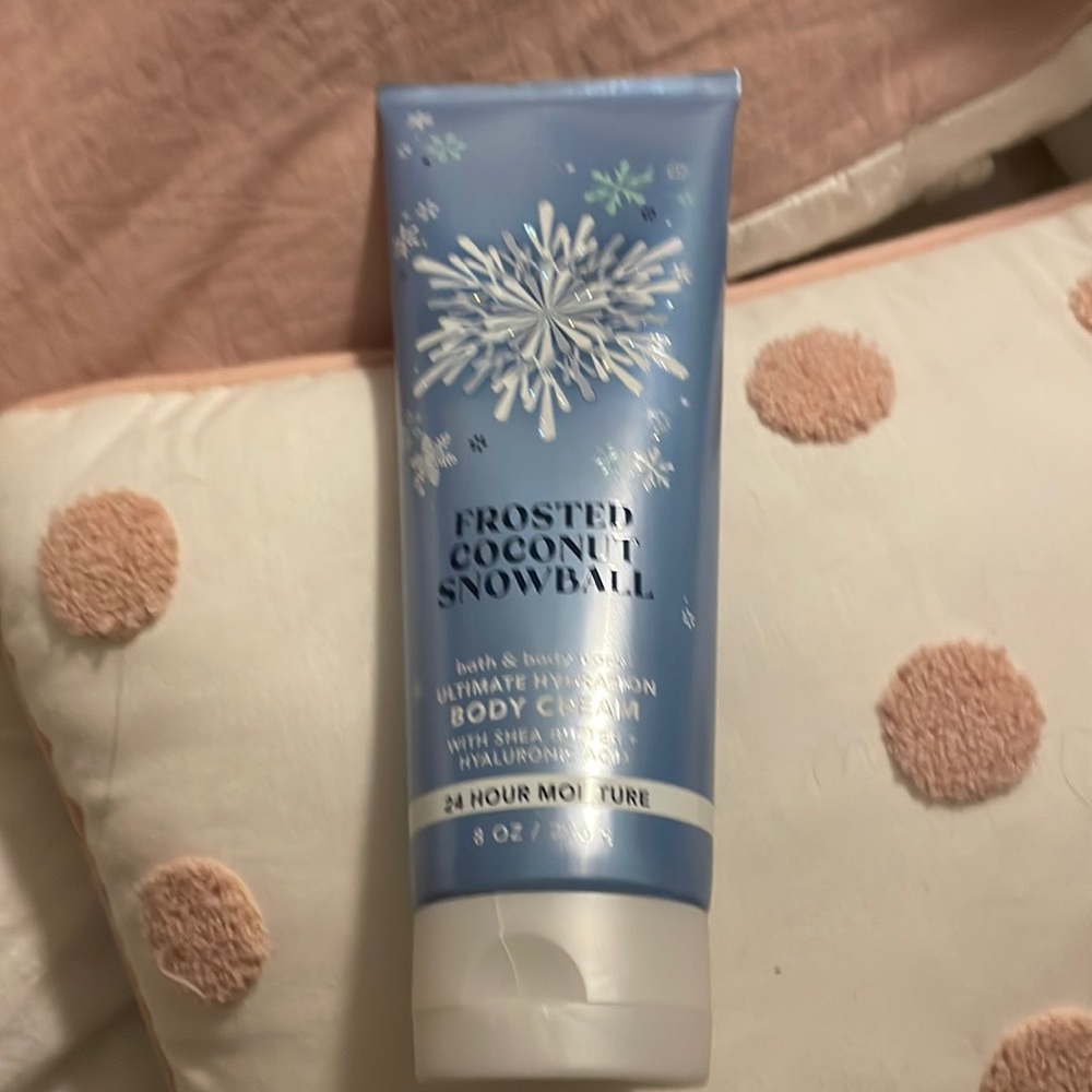✨Strawberry Snowflakes✨ Bath and Body works Body cream. Not used‼️